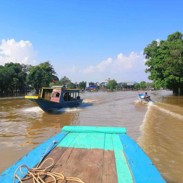 Siem Reap floating village Kampong Phluk guided tour - views from the boat - boats passing by