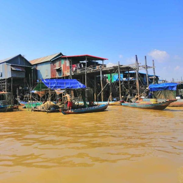 Siem Reap floating village Kampong Phluk guided tour - views from the boat - locals at work