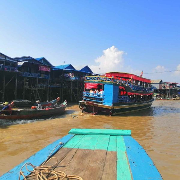 Siem Reap floating village Kampong Phluk guided tour - views from the boat - meeting other boats