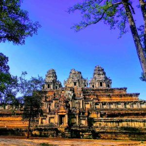1-day private trip with a SMALL LOOP around Angkor Wat. Get the Most Out of Your One-Day Stay with a Guide [by taking a tour that no one else knows about].