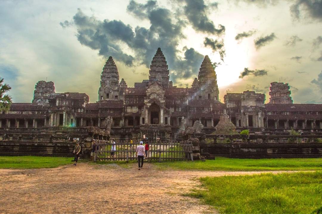 The five best places in Siem Reap and Angkor Archaeology Park to see the sun go down - The greatest spots in Siem Reap and Angkor Archaeology Park to watch the sunset over the temples of Angkor and Siem Reap. Front picture.