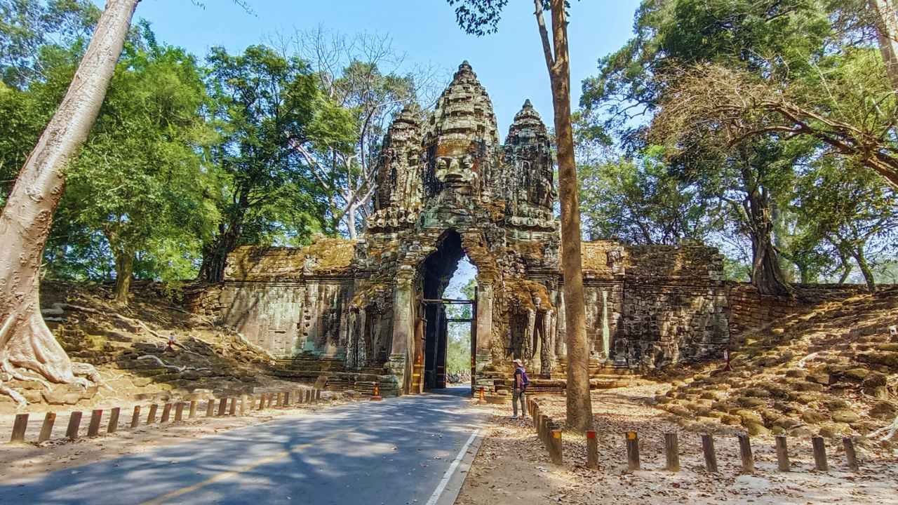 How many temples are in Angkor Thom