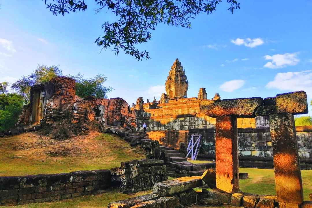 Unraveling the Mysteries of the Roluos Group Temples A Step-by-Step Guide for Siem Reap Travelers
