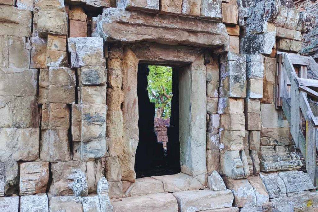 Exploring the temples and ruins at Phnom Krom