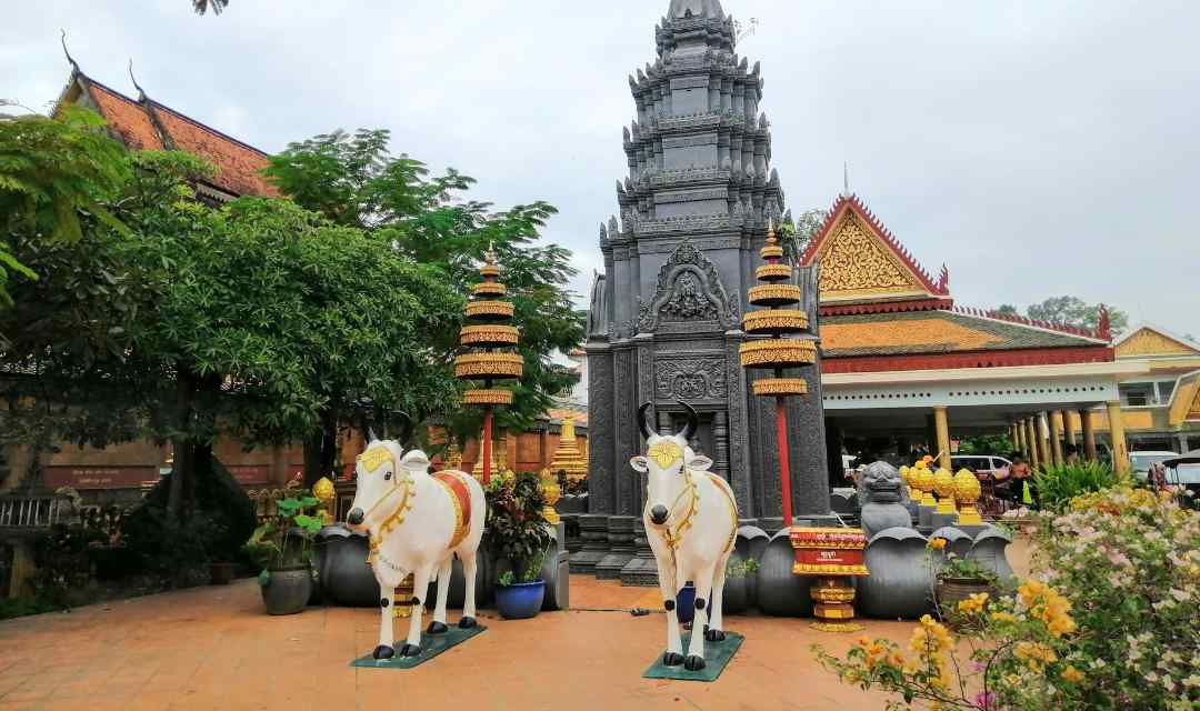 What is the best time to visit Wat Preah Prom Rath - the early morning or late afternoon when the weather is cooler