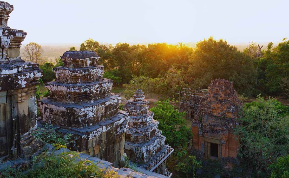 Phnom Bakheng Temple - Step into a World of Wonder and Unforgettable Memories!