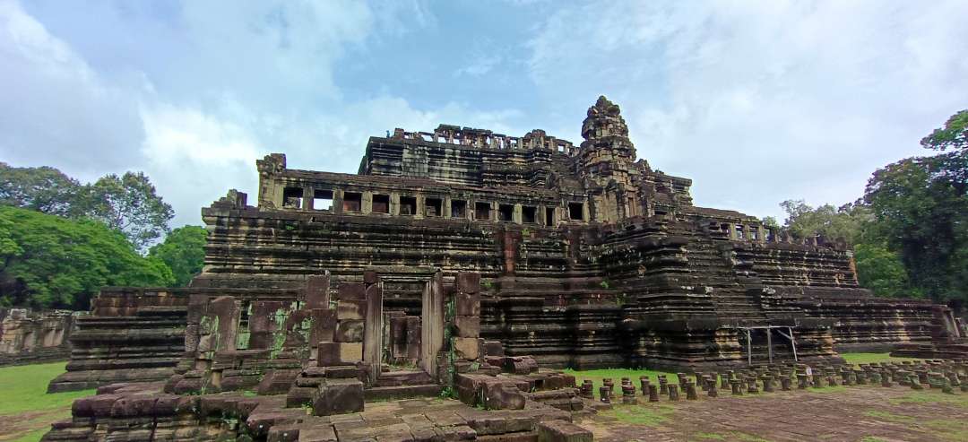 Walking to Baphuon Temple