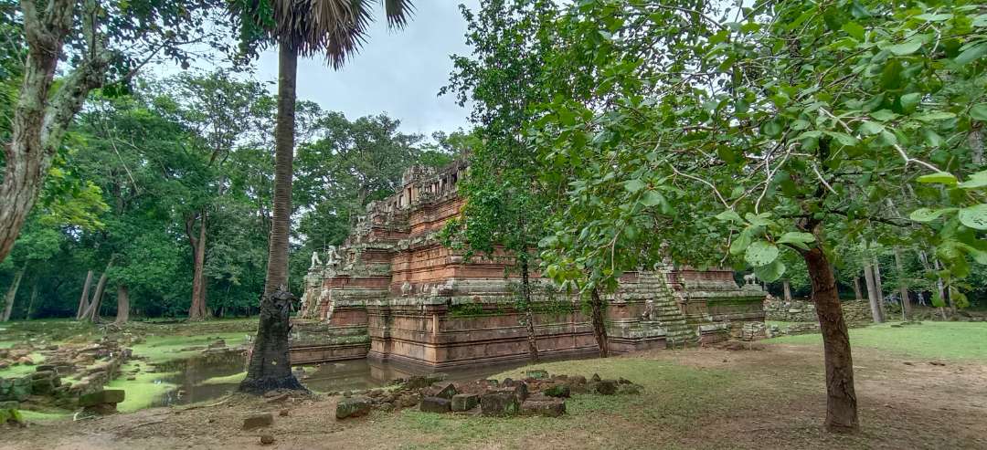 Walking toward Phimeanakas Temple