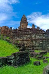 Explore Prasat Bakong Temple