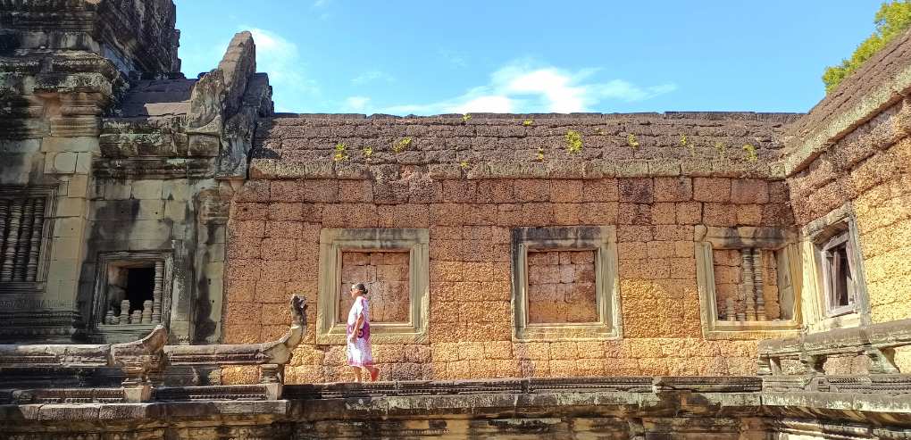 Are there any guided tours available between Banteay Srei and Banteay Samre