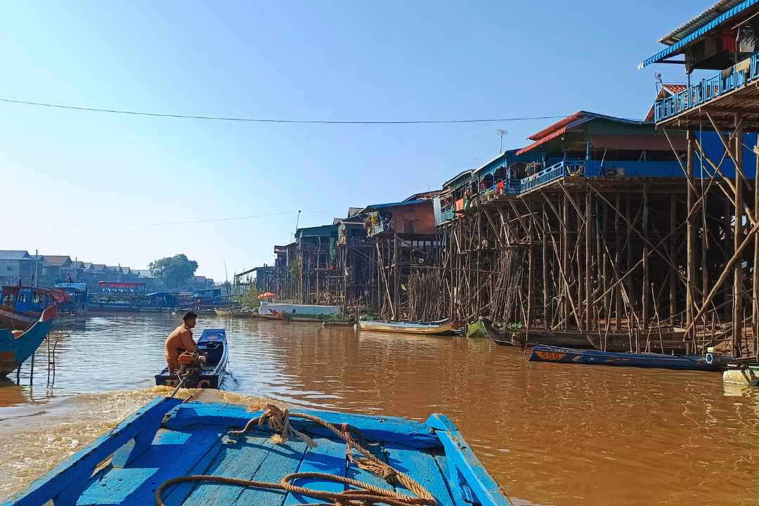 How do the Floating Villages of Cambodia's Tonle Sap Lake Adapt to the Extreme Seasonal Water Level Changes