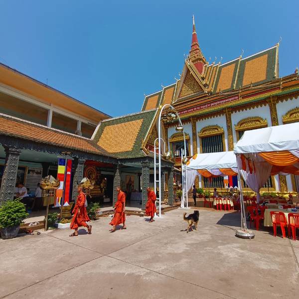 Sightseeing Siem Reap - Monks in Daily Life at an Active Cambodian Buddhist Monastery