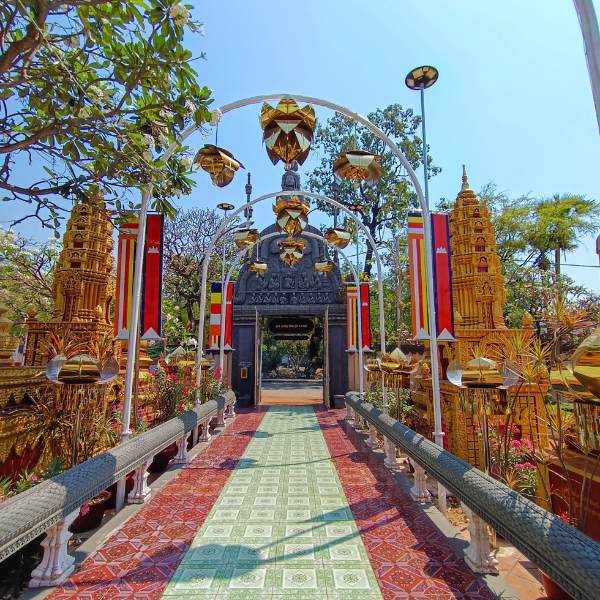 Sightseeing Siem Reap - The Festive Temple Gateway Most Tourists Never Find