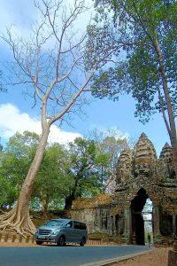 7 days in Siem Reap and Battambang Tour - taking pictures of the Northern Gate