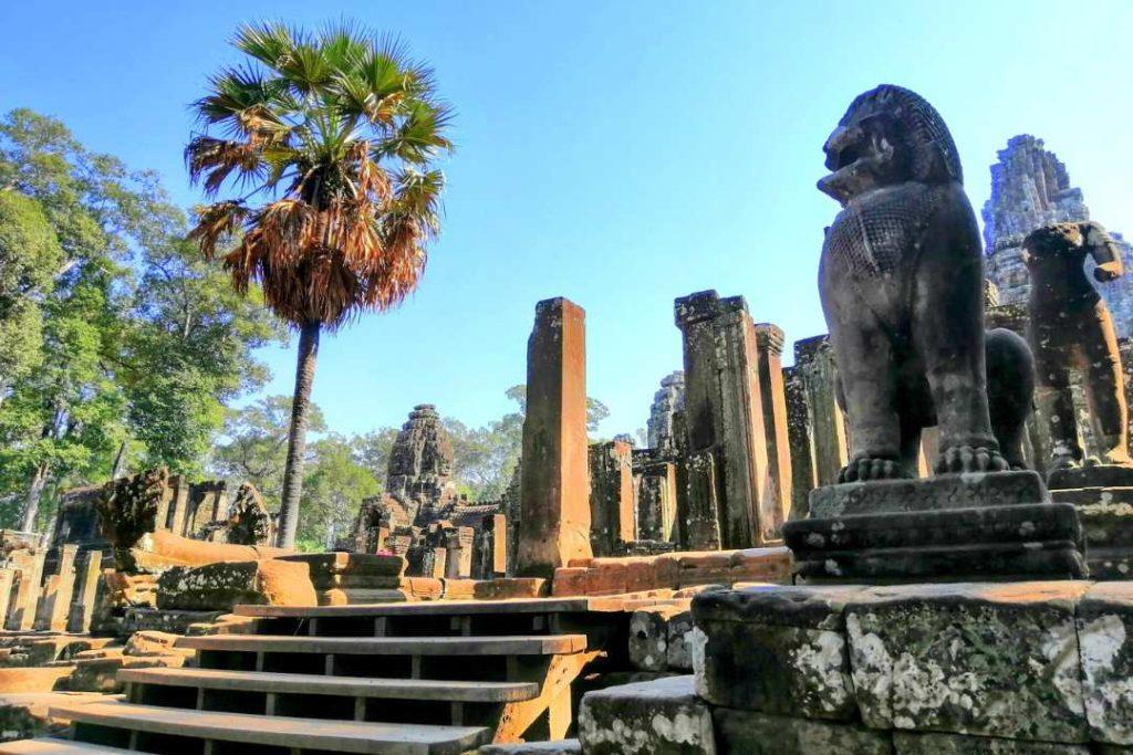 What is the significance of lions in the Khmer Empire