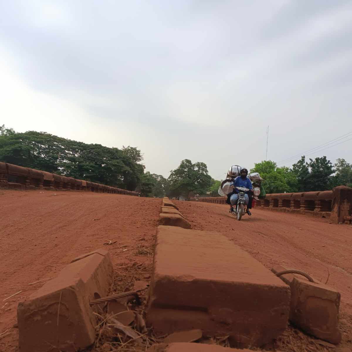 Private Siem Reap to Phnom Penh Taxi Service with Scenic Photo Stop at Kampong Kdei Bridge
