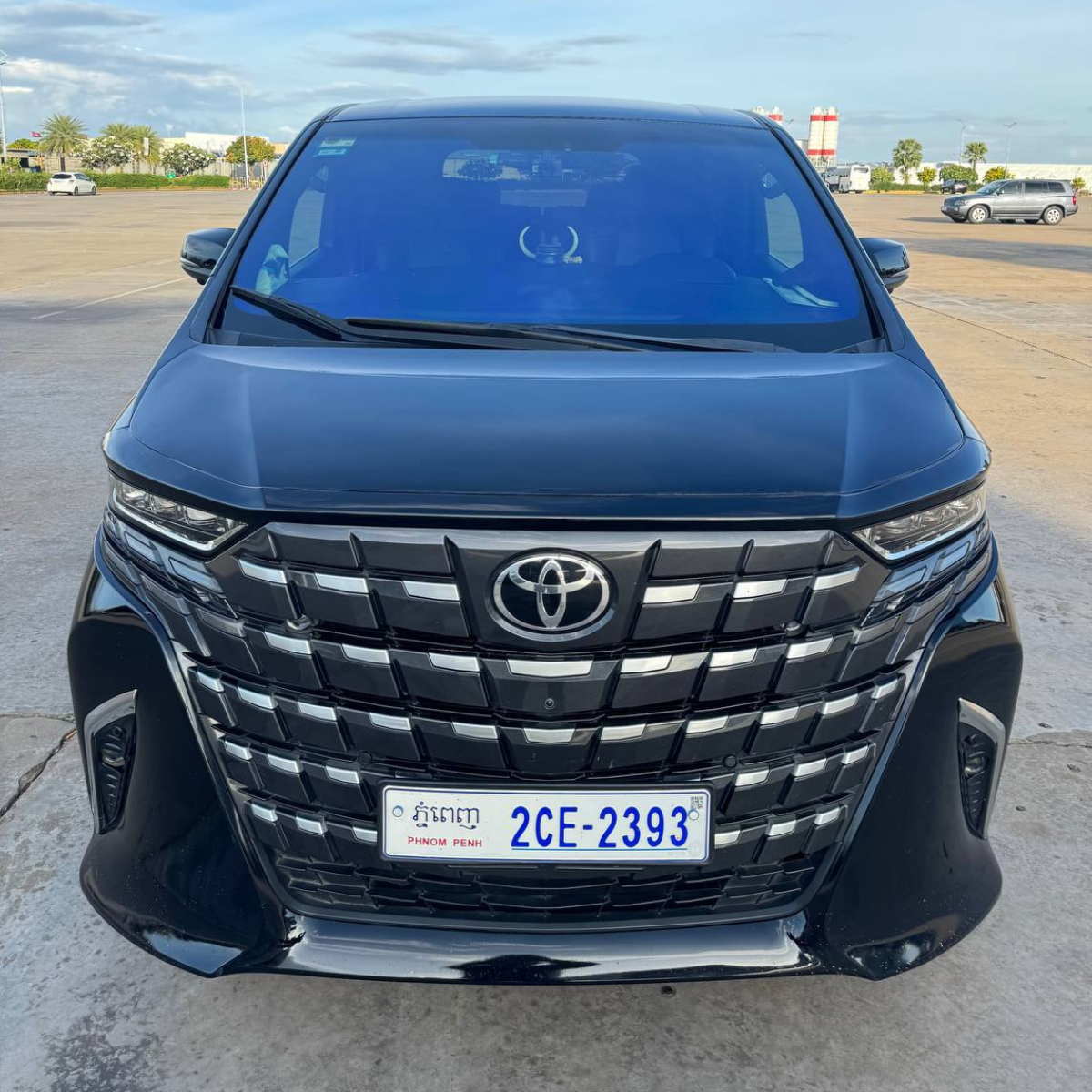 Toyota Alphard luxury vehicle used for Private Siem Reap to Phnom Penh taxi service door to door transfer