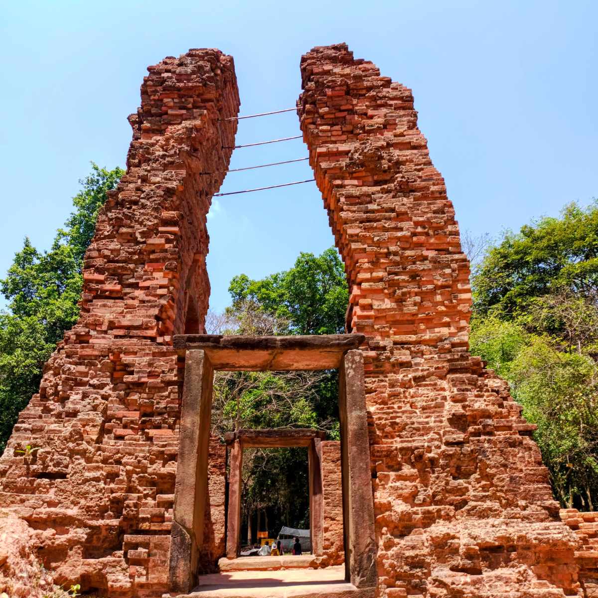 Private Taxi from Phnom Penh to Siem Reap Stop at Sambor Prei Kuk Temple
