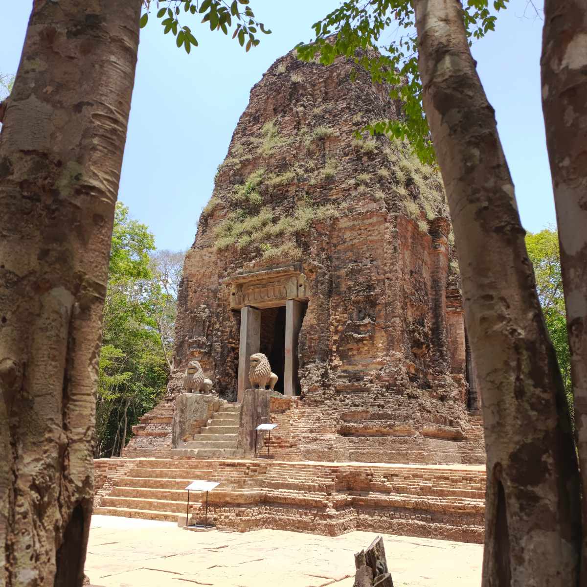 Private Taxi from Phnom Penh to Siem Reap with Sambor Prei Kuk Sightseeing Stop