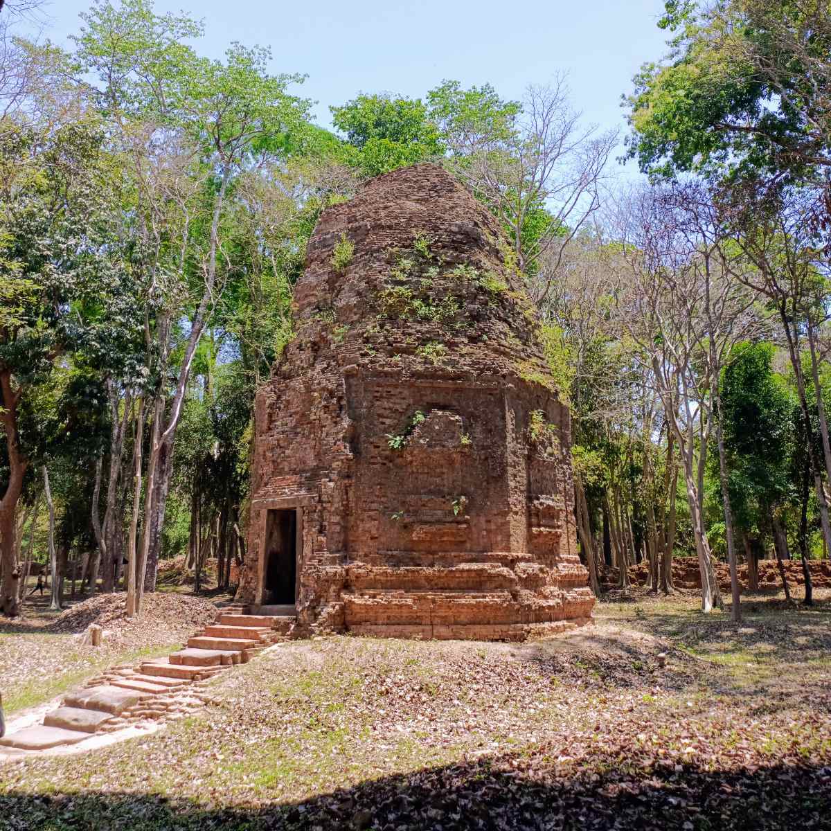 Ruined brick archway and temple remains at Sambor Prei Kuk in rural Cambodia, seen on the Phnom Penh to Siem Reap private road transfer with sightseeing stops.